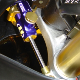 Kit montage pour amortisseur de direction Hyperpro SUZUKI GSXR 600 2001 2007;SUZUKI GSXR 750 2004 2007;SUZUKI GSXR 1000 2001 2006;SUZUKI GSX 1300 R HAYABUSA 2008 2020