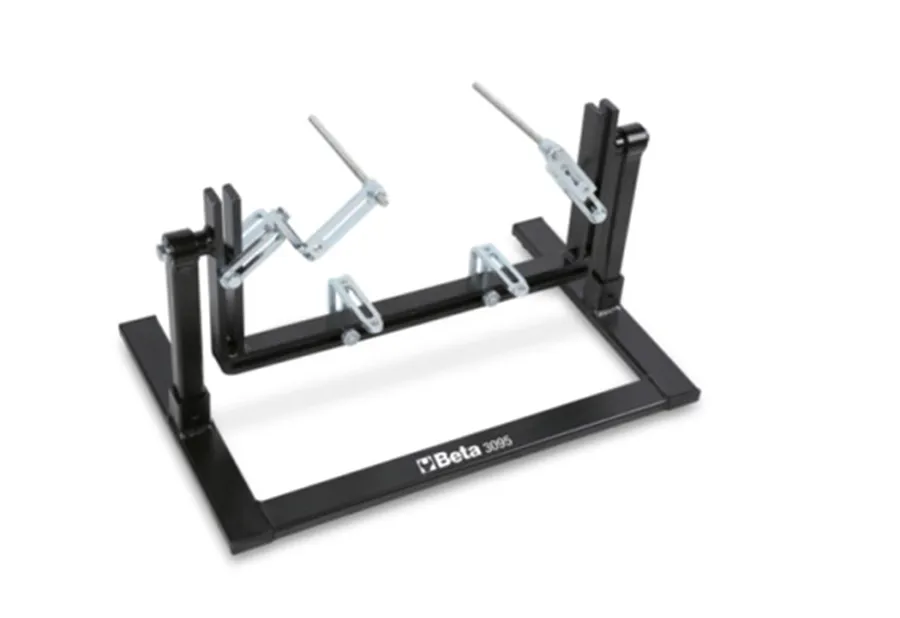 Grâce aux griffes réglables, travailler sur les moteurs est désormais aisé et pratique.