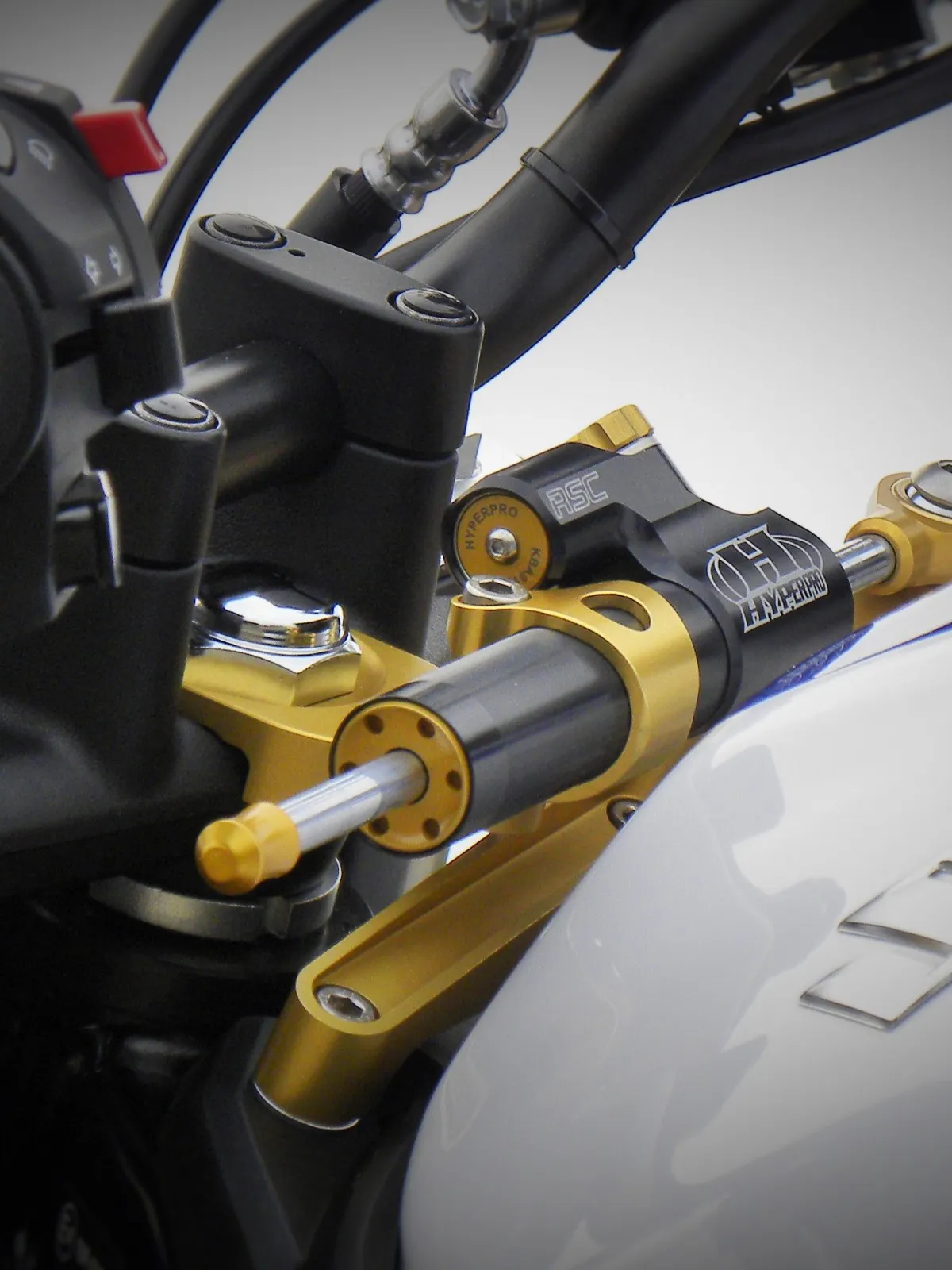 Kit fixation pour amortisseur de direction