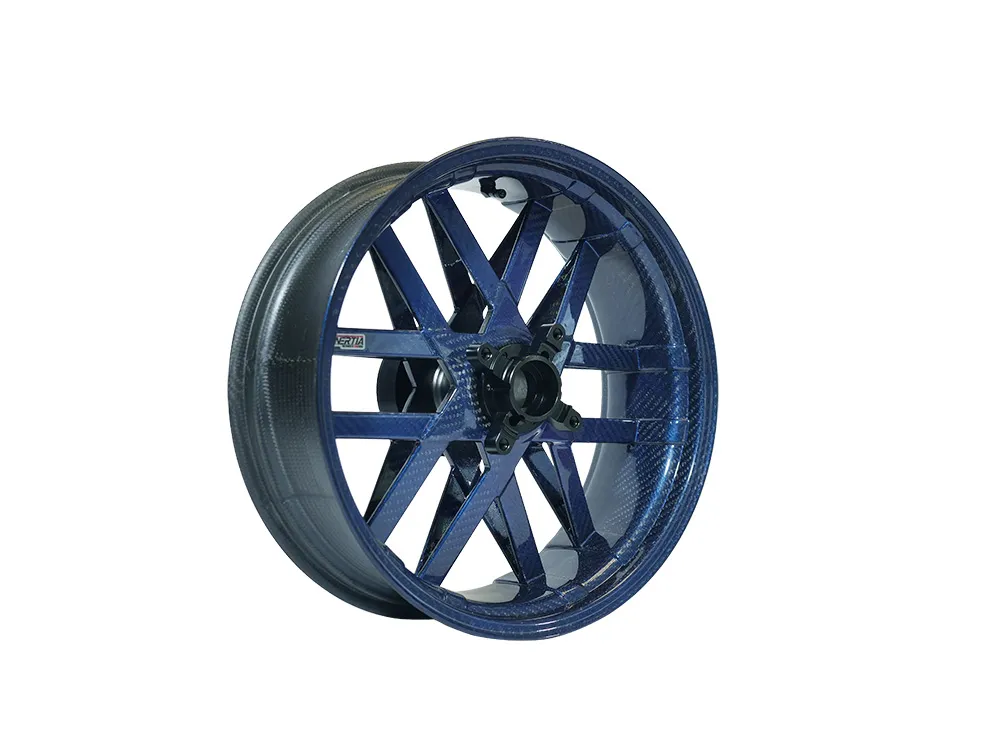 Option finition brillante reflet bleu sur jante COMET