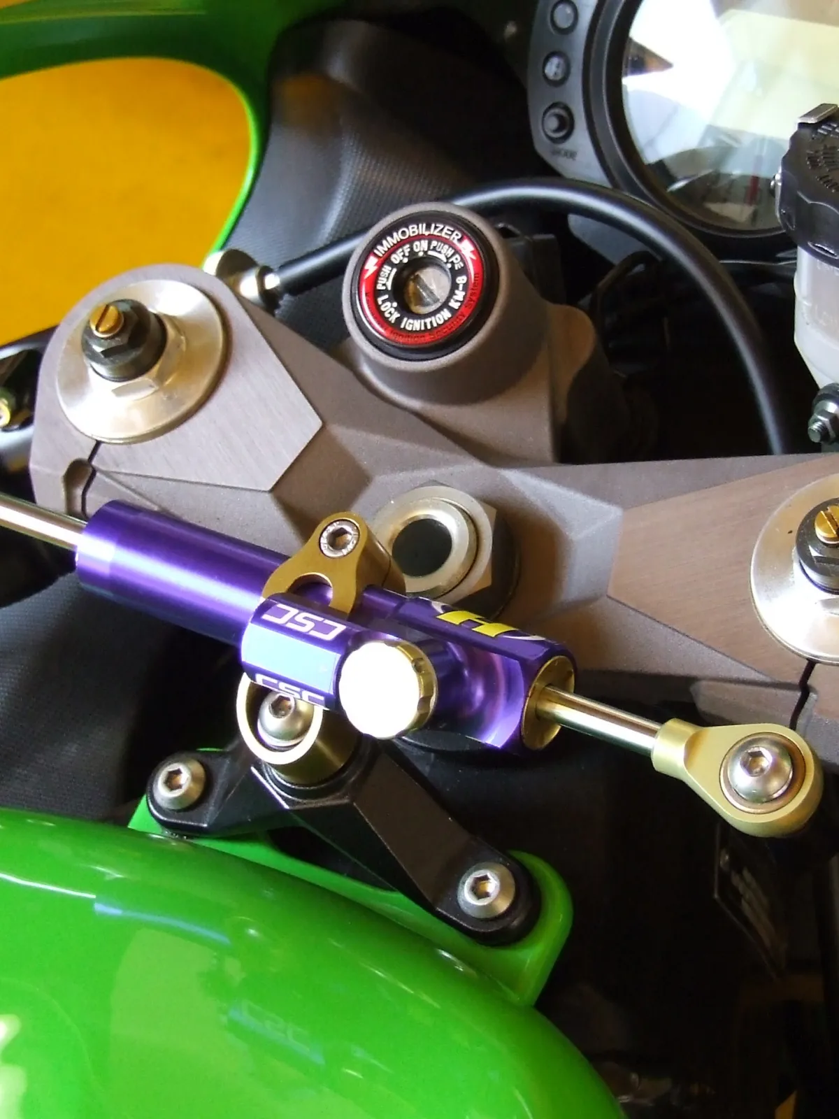 Kit fixation pour amortisseur de direction